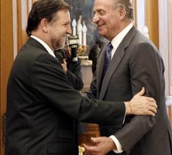 Don Juan Carlos saluda al presidente del Gobierno de Aragón, Marcelino Iglesias