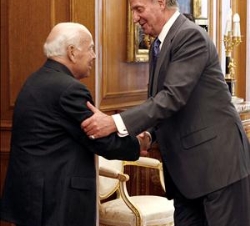 Su Majestad saluda al presidente del Grupo Prisa, Jesús de Polanco