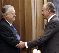 Don Juan Carlos saluda al presidente de Vocento, Santiago Ybarra