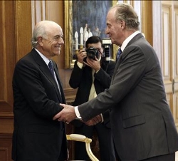 Su Majestad el Rey saluda al presidente del BBVA, Francisco González