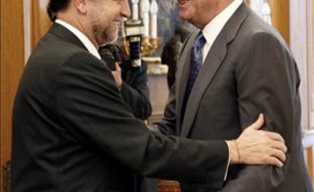 Don Juan Carlos saluda al presidente del Gobierno de Aragón, Marcelino Iglesias