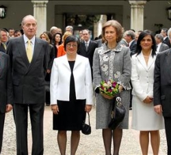 Sus Majestades los Reyes con Helen Mack, presidenta de la Fundación Myrna Mack, galardonada con el II Premio Rey de España de Derechos Humanos, el rec