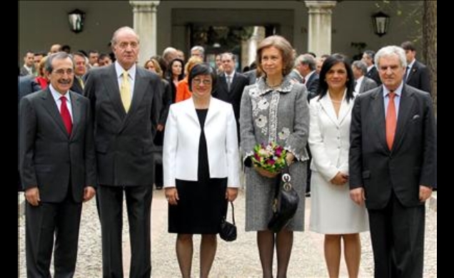 Sus Majestades los Reyes con Helen Mack, presidenta de la Fundación Myrna Mack, galardonada con el II Premio Rey de España de Derechos Humanos, el rec