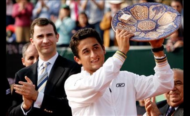 Don Felipe aplaude al tenista Nicolás Almagro, que levanta el trofeo tras su victoria