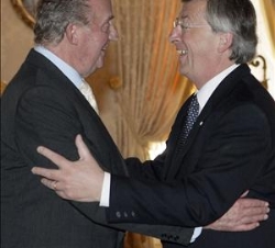 Su Majestad el Rey y el Primer Ministro de Luxemburgo, momentos antes de la audiencia celebrada en el Palacio Gran Ducal