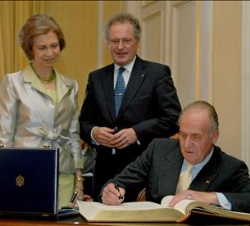 Don Juan Carlos firma en el Libro de Honor del Ayuntamiento, en presencia de Doña Sofía y el Alcalde de Luxemburgo