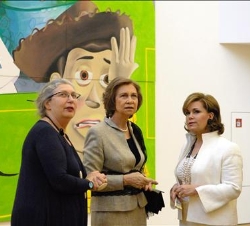 La Reina y la Gran Duquesa, acompañadas por la Directora del Museo, durante su visita a la exposición dedicada a Michel Majerus