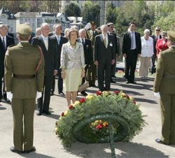 Sus Majestades, durante la ofrenda floral en el Monumento Nacional de la Solidaridad Luxemburguesa