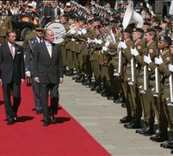 Don Juan Carlos y el Gran Duque Enrique pasan revista a la Guardia de Honor