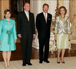 Don Juan Carlos y Doña Sofía, con los Grandes Duques Enrique y María Teresa, en el Palacio Gran Ducal, tras la ceremonia de bienvenida