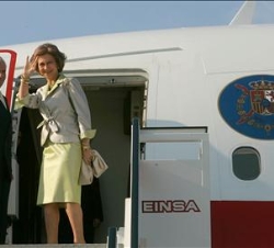 Sus Majestades los Reyes se despiden en el aeropuerto de Barajas momentos antes de partir hacia Luxemburgo