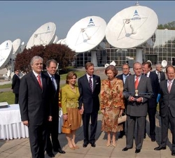 Sus Majestades y Sus Altezas Reales, con el Ministro Schiltz y el Presidente del Consejo de Administración y el Presidente de S.E.S.