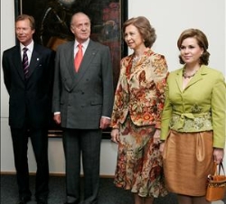 Sus Majestades los Reyes y los Grandes Duques de Luxemburgo, durante su visita al Museo de Historia del Arte