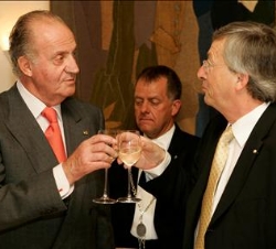 Don Juan Carlos y el Primer Ministro de Luxemburgo brindan durante el almuerzo ofrecido a Sus Majestades los Reyes