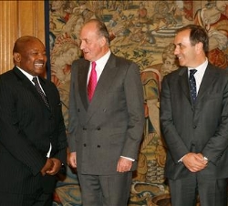Su Majestad el Rey conversa con el Ministro de Defensa de Sudáfrica, en presencia de su homólogo español