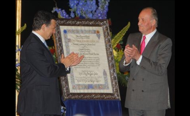 Su Majestad el Rey aplaude tras entregar al Presidente de la Comisión Europea el Premio Nueva Economía Fórum 2007