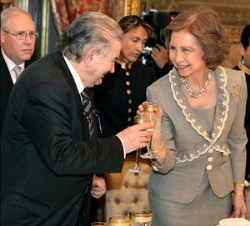 Su Majestad la Reina conversa con el galardonado Antonio  Gamoneda