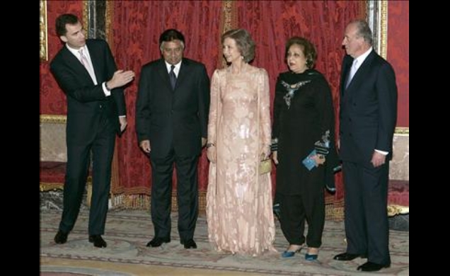 Los Reyes y el Príncipe con el Presidente de Pakistán y su esposa, momentos antes de comenzar la cena