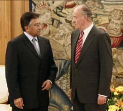 Don Juan Carlos conversa con el Presidente de la República Islámica de Pakistán, Pervez Musharraf