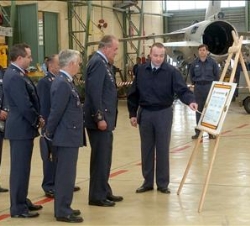 El Rey atiende a las explicaciones sobre las tareas que se desarrollan en el Hangar de Mantenimiento