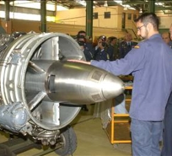 Don Juan Carlos, durante su visita al Hangar de Revisión de Motores