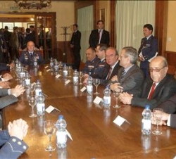 Su Majestad, en la reunión celebrada en el Pabellón de Oficiales