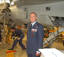 Don Juan Carlos, durante su recorrido por las instalaciones