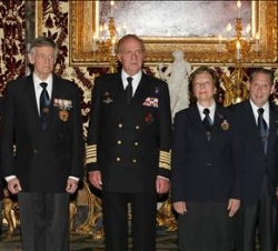 Su Majestad el Rey con la Comisión de la Real Hermandad de Veteranos de las Fuerzas Armadas
