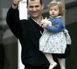 Don Felipe con la Infanta Leonor, después de conocer a su nueva hermana