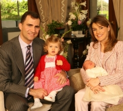 Don Felipe y Doña Letizia con sus hijas en la residencia de los Príncipes