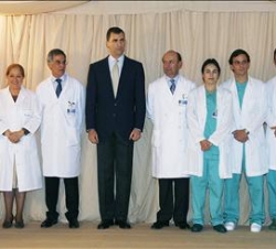 Don Felipe, con el equipo médico
