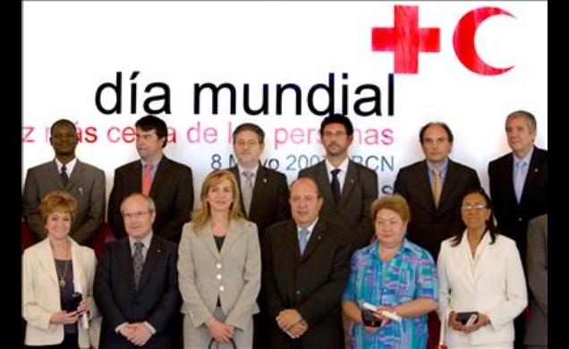 La Infanta Doña Cristina con los condecorados con la Medalla de la Cruz Roja y de la Media Luna Roja