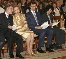 Su Majestad la Reina y Su Alteza Real el Príncipe de Asturias, en la primera fila de asientos, con el ministro de Justicia y la ministra de Educación 