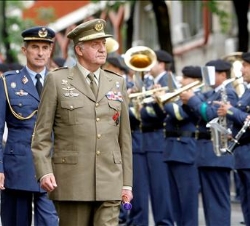 Don Juan Carlos pasa revista a las tropas
