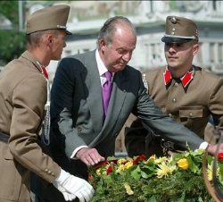 Don Juan Carlos deposita una corona ante el Monumento a los Héroes húngaros en la Plaza de los Héroes de Budapest