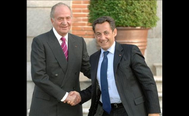 Don Juan Carlos recibe al Presidente de Francia, Nicolas Sarkozy, a su llegada al Palacio de La Zarzuela