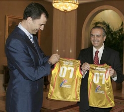 Don Felipe recibe del presidente de la FEB el obsequio de dos camisetas para las Infantas Doña Leonor y Doña Sofía