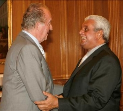 Don Juan Carlos recibe el saludo del Viceprimer Ministro de Qatar
