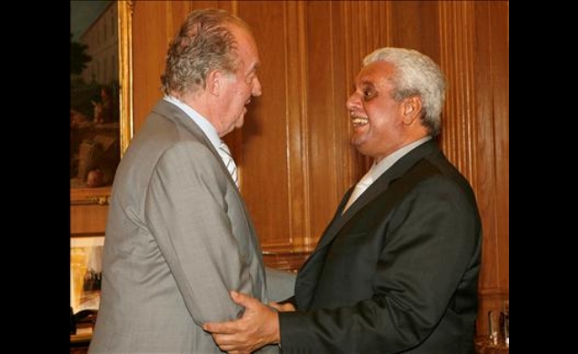Don Juan Carlos recibe el saludo del Viceprimer Ministro de Qatar