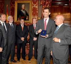 Su Alteza Real el Príncipe de Asturias, junto al presidente del Senado, Javier Rojo, y a los miembros de la Mesa y de la Junta, tras ser galardonado c