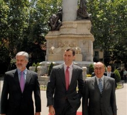 Don Felipe a su llegada al Senado, acompañado por los Presidentes del Congreso y del Senado, Manuel Marín y Javier Rojo, respectivamente