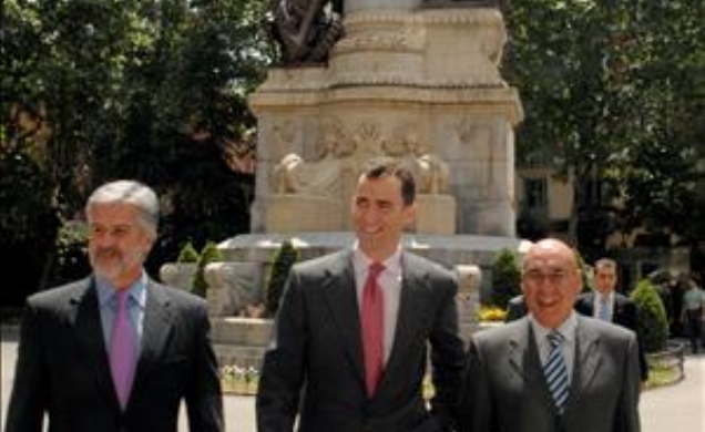 Don Felipe a su llegada al Senado, acompañado por los Presidentes del Congreso y del Senado, Manuel Marín y Javier Rojo, respectivamente