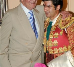 Don Juan Carlos, con el diestro "Morante de la Puebla"