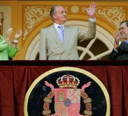 Su Majestad el Rey saluda al público desde el Palco Real, en presencia de la presidenta de la Comunidad de Madrid y el ministro de Justicia