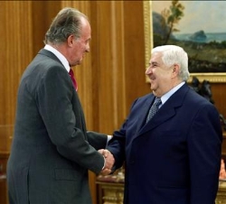 Don Juan Carlos recibe el saludo del Ministro de Asuntos Exterior de Siria
