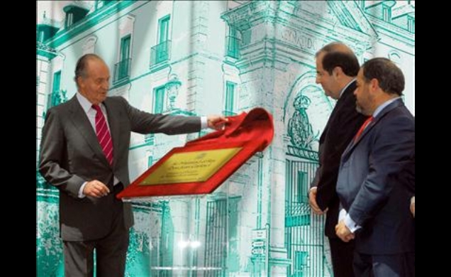 Su Majestad el Rey descubre una placa conmemorativa, en presencia del presidente en funciones de la Junta de Castilla y León y el alcalde en funciones