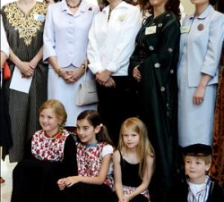 La Reina con la Junta Directiva de la Asociación de Damas Diplomáticas