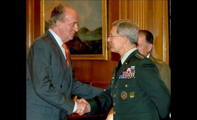 Don Juan Carlos recibe el saludo del General Craddock