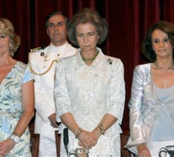 Su Majestad, la presidenta de la Comunidad de Madrid y la presidenta de Juventudes Musicales de Madrid, durante el minuto de silencio en memoria de Ms
