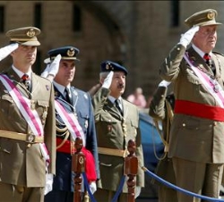 Su Majestad el Rey y Su Alteza Real el Príncipe de Asturias, durante la interpretación del Himno Nacional